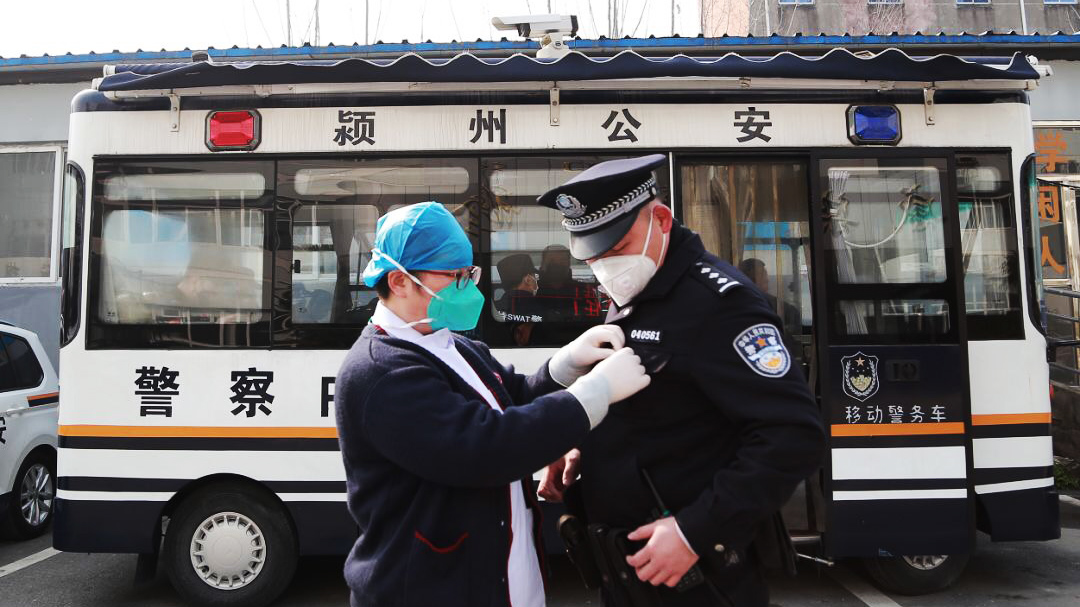 警察魏云龍：咫尺之間，各自奮戰(zhàn)