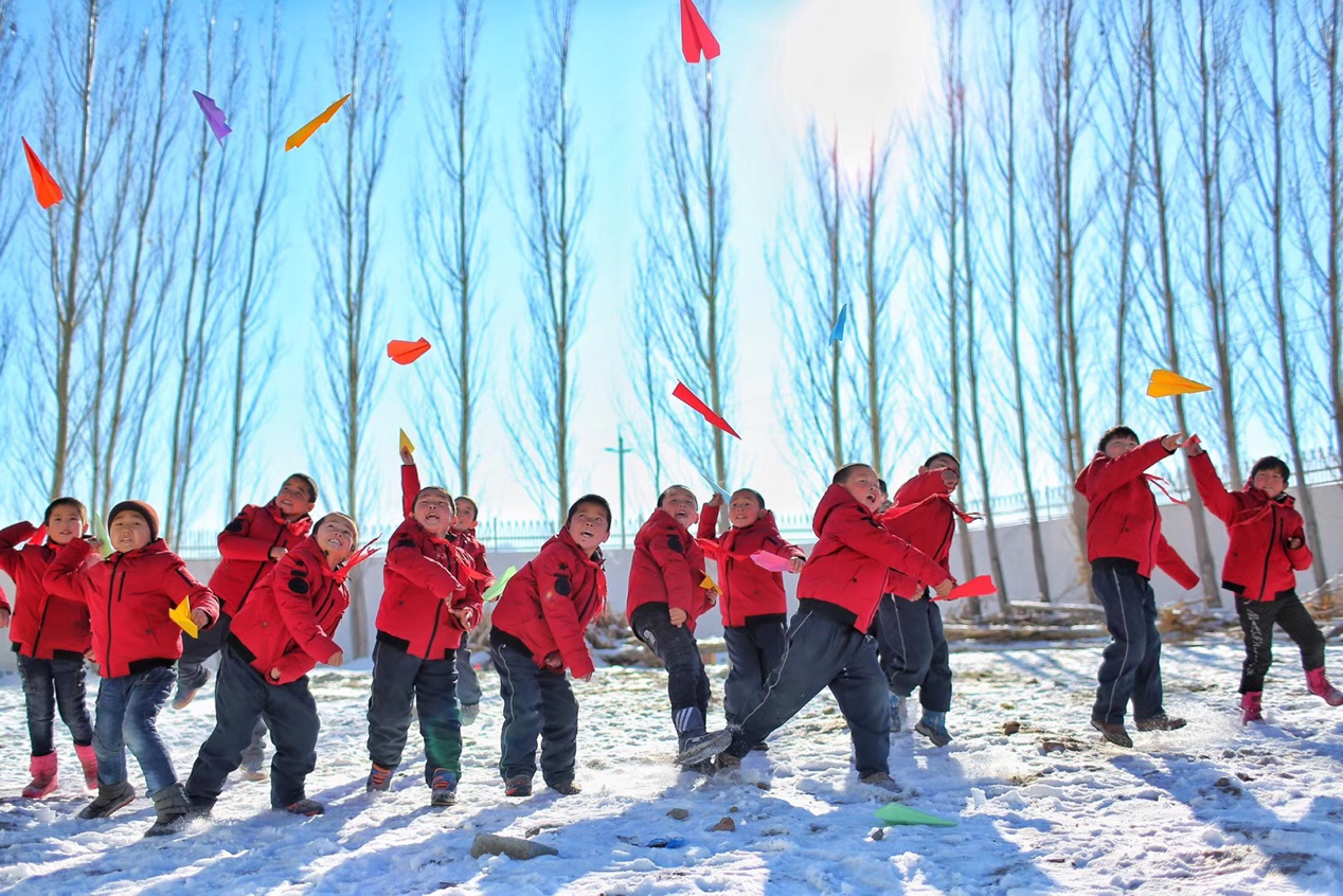 2017年11月15日， “多一克溫暖”公益行動走進北疆地區(qū)，實現(xiàn)了從物質(zhì)捐贈到“物質(zhì)+精神”溫暖的升級。 “體操冠軍”楊威、好妹妹樂隊等傾情加盟，不僅為孩子們帶來加厚羽絨服和御寒物資，還準備了溫暖的課堂。