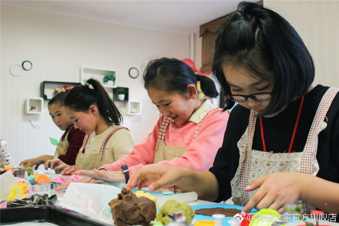 在北京，孩子們上了一節(jié)別開生面的廚藝課——手工DIY餅干。孩子們腦洞大開親自上手，從制作到出爐不僅留下了噴香的餅干，還留下了珍貴的回憶。親手做的餅干孩子們舍不得獨享，成為了回程路上最重要的“伴手禮”