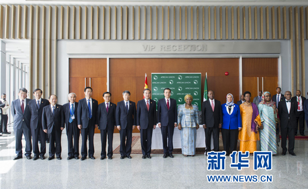5月5日，中國(guó)國(guó)務(wù)院總理李克強(qiáng)在亞的斯亞貝巴非洲聯(lián)盟總部會(huì)見(jiàn)非盟委員會(huì)主席祖馬。這是會(huì)見(jiàn)后，李克強(qiáng)同祖馬參加集體合影。新華社記者王曄攝
