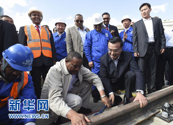 看到中埃雙方員工正在鋪軌作業(yè)，李克強(qiáng)同海爾馬里亞姆一起拿起扳手，擰緊螺絲。新華社記者 李學(xué)仁 攝