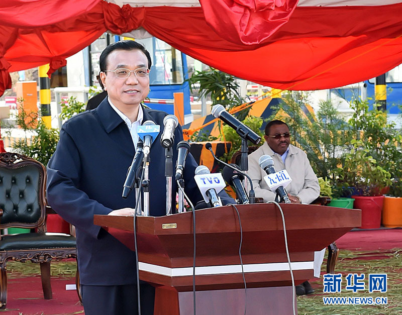 5月5日，國務(wù)院總理李克強與埃塞俄比亞總理海爾馬里亞姆共同出席亞的斯亞貝巴-阿達瑪高速公路一期竣工揭牌典禮，并為二期工程開工奠基剪彩。這是李克強在典禮上致辭。新華社記者 李濤 攝 