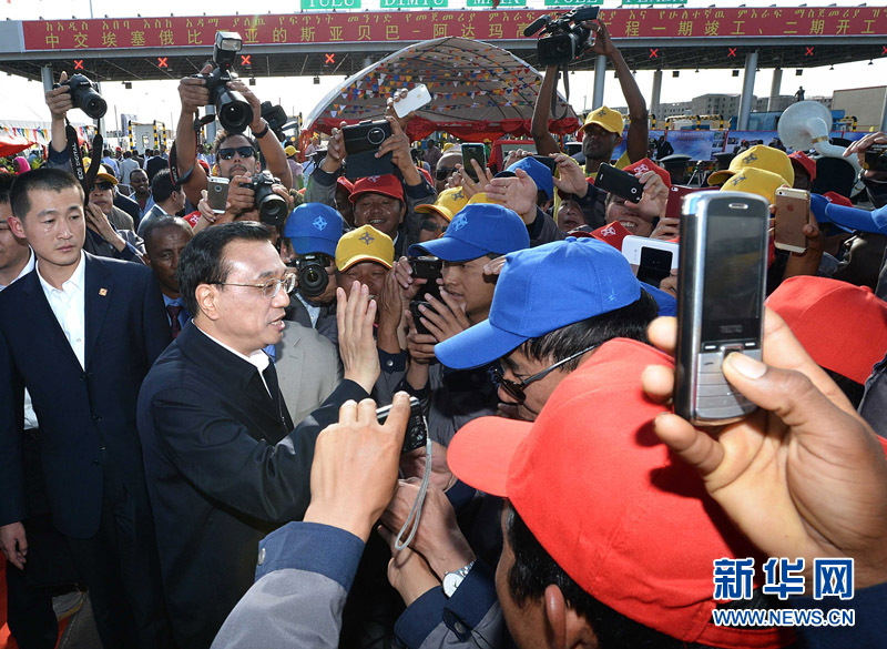 5月5日，中國國務(wù)院總理李克強與埃塞俄比亞總理海爾馬里亞姆共同出席亞的斯亞貝巴-阿達瑪高速公路一期竣工揭牌典禮，并為二期工程開工奠基剪彩。這是典禮結(jié)束后，李克強同工程施工人員親切交談。新華社記者 李濤 攝 