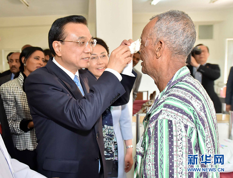 5月6日，國務(wù)院總理李克強(qiáng)與埃塞俄比亞總統(tǒng)穆拉圖一同來到亞的斯亞貝巴阿勒塔醫(yī)院，看望受益于中國免費(fèi)白內(nèi)障手術(shù)“光明行”活動(dòng)的埃塞俄比亞患者。這是李克強(qiáng)親手為接受中國醫(yī)生手術(shù)的埃塞俄比亞白內(nèi)障患者拆開紗布。 新華社記者 李濤 攝 