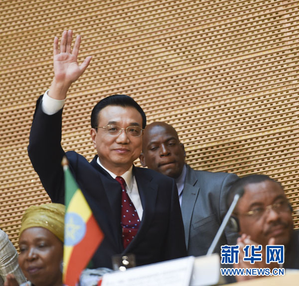 5月5日，中國(guó)國(guó)務(wù)院總理李克強(qiáng)在位于亞的斯亞貝巴的非洲聯(lián)盟總部發(fā)表題為《開(kāi)創(chuàng)中非合作更加美好的未來(lái)》的演講。這是李克強(qiáng)步入會(huì)場(chǎng)時(shí)向聽(tīng)眾揮手致意。新華社記者 李學(xué)仁 攝 