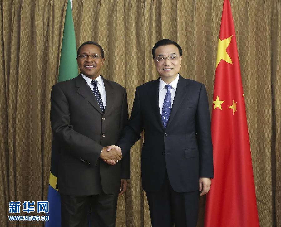  5月7日，正在尼日利亞訪問(wèn)的國(guó)務(wù)院總理李克強(qiáng)在阿布賈會(huì)見(jiàn)出席第24屆世界經(jīng)濟(jì)論壇非洲峰會(huì)全會(huì)的坦桑尼亞總統(tǒng)基奎特。 新華社記者 丁林?jǐn)z 