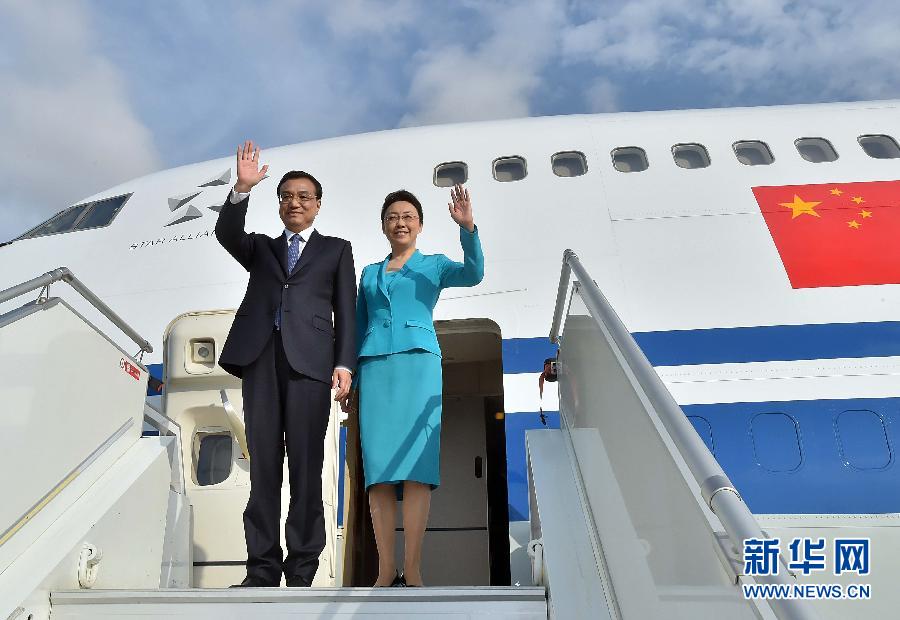 5月8日，應(yīng)安哥拉總統(tǒng)多斯桑托斯邀請，中國國務(wù)院總理李克強乘專機抵達(dá)羅安達(dá)二月四日國際機場，開始對安哥拉進(jìn)行正式訪問。李克強總理夫人程虹同機抵達(dá)。新華社記者 李濤 攝 