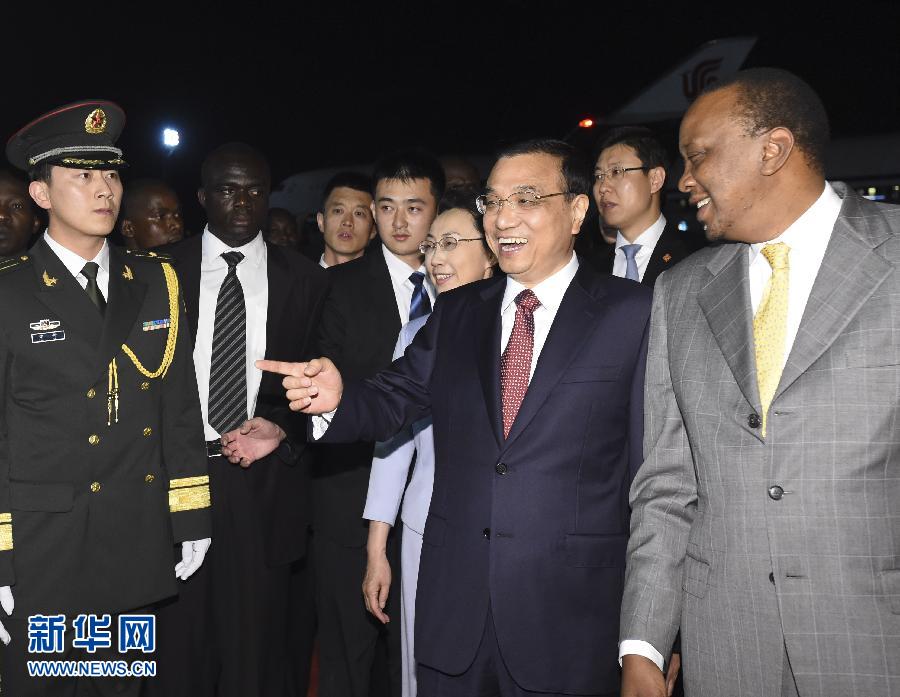 5月9日，應肯尼亞總統(tǒng)肯雅塔邀請，中國國務院總理李克強乘專機抵達內(nèi)羅畢肯雅塔國際機場，開始對肯尼亞進行正式訪問。李克強總理夫人程虹同機抵達?？夏醽喛偨y(tǒng)肯雅塔和副總統(tǒng)魯托率肯政府高級官員到機場迎接。新華社記者 李學仁 攝 