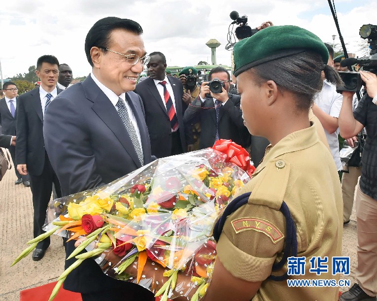 5月11日，中國(guó)國(guó)務(wù)院總理李克強(qiáng)參觀肯尼亞國(guó)家青年服務(wù)隊(duì)。這是服務(wù)隊(duì)隊(duì)員向李克強(qiáng)敬獻(xiàn)鮮花。 新華社記者 李濤 攝