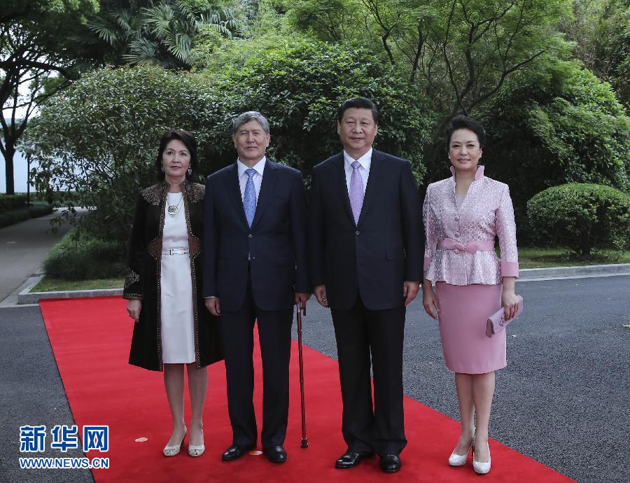 會(huì)談前，習(xí)近平在上海西郊會(huì)議中心廣場(chǎng)為阿坦巴耶夫舉行歡迎儀式。新華社記者 蘭紅光 攝 