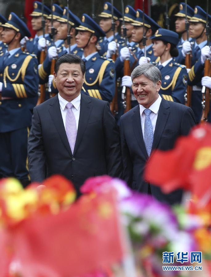 會(huì)談前，習(xí)近平在上海西郊會(huì)議中心廣場(chǎng)為阿坦巴耶夫舉行歡迎儀式。新華社記者 蘭紅光 攝 