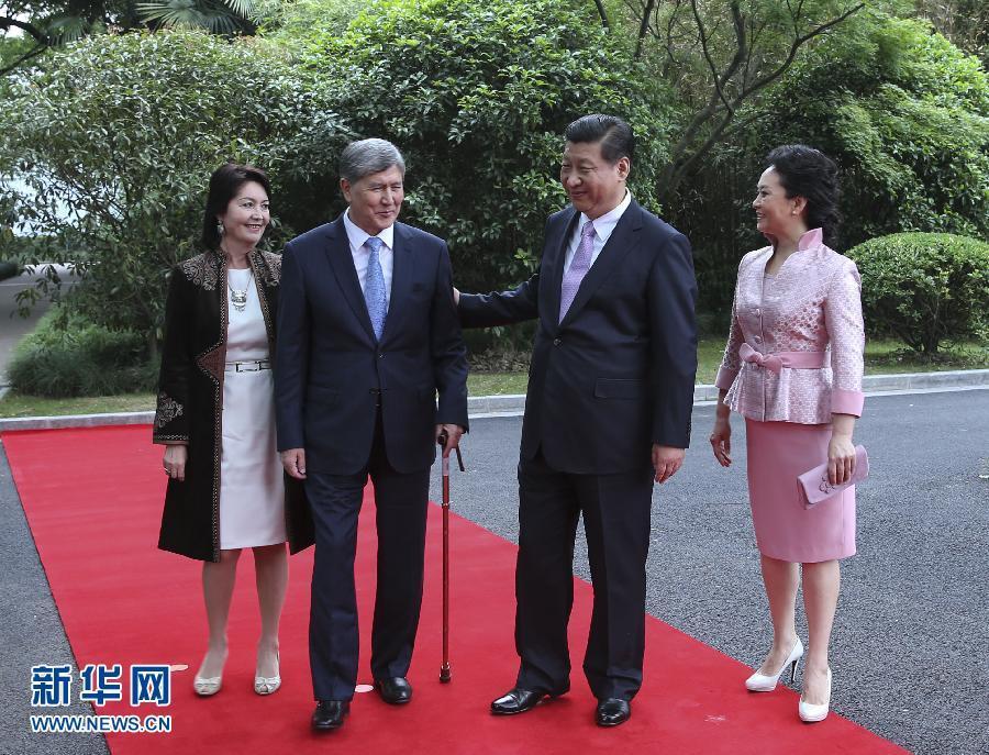 會(huì)談前，習(xí)近平在上海西郊會(huì)議中心廣場(chǎng)為阿坦巴耶夫舉行歡迎儀式。新華社記者 蘭紅光 攝 