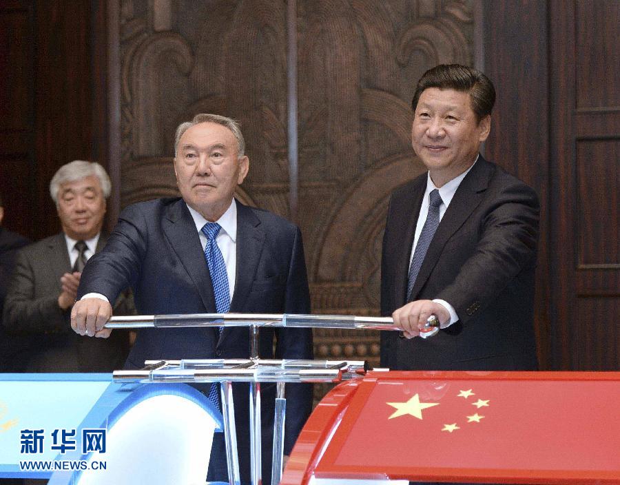 5月19日，國(guó)家主席習(xí)近平在上海同哈薩克斯坦總統(tǒng)納扎爾巴耶夫舉行會(huì)談。這是會(huì)談后，兩國(guó)元首共同出席中哈連云港物流場(chǎng)站項(xiàng)目遠(yuǎn)程投產(chǎn)儀式。新華社記者 馬占成 攝 