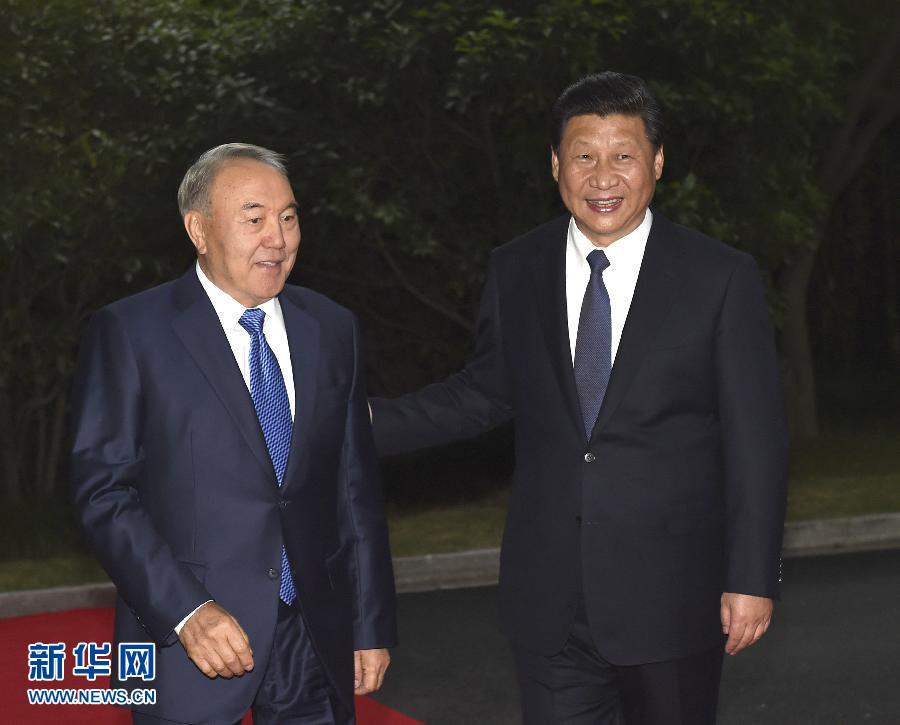  5月19日，中國(guó)國(guó)家主席習(xí)近平在上海同哈薩克斯坦總統(tǒng)納扎爾巴耶夫舉行會(huì)談。這是會(huì)談前，習(xí)近平在上海西郊會(huì)議中心廣場(chǎng)為納扎爾巴耶夫舉行歡迎儀式。新華社記者 馬占成 攝 