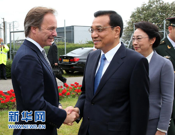 6月16日，應(yīng)英國(guó)首相卡梅倫邀請(qǐng)，國(guó)務(wù)院總理李克強(qiáng)乘專(zhuān)機(jī)抵達(dá)倫敦希思羅機(jī)場(chǎng)，開(kāi)始對(duì)英國(guó)進(jìn)行正式訪問(wèn)。李克強(qiáng)總理夫人程虹同機(jī)抵達(dá)。這是英國(guó)政府高級(jí)官員到機(jī)場(chǎng)迎接李克強(qiáng)總理和夫人。新華社記者 龐興雷 攝