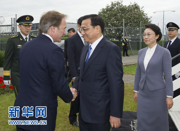 6月16日，應(yīng)英國(guó)首相卡梅倫邀請(qǐng)，國(guó)務(wù)院總理李克強(qiáng)乘專(zhuān)機(jī)抵達(dá)倫敦希思羅機(jī)場(chǎng)，開(kāi)始對(duì)英國(guó)進(jìn)行正式訪問(wèn)。李克強(qiáng)總理夫人程虹同機(jī)抵達(dá)。這是英國(guó)政府高級(jí)官員到機(jī)場(chǎng)迎接李克強(qiáng)總理和夫人。新華社記者 黃敬文 攝