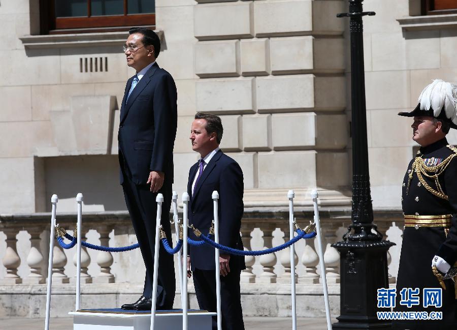 6月17日，中國國務(wù)院總理李克強(qiáng)在倫敦唐寧街10號(hào)首相府同英國首相卡梅倫舉行中英總理年度會(huì)晤。這是會(huì)晤前，卡梅倫為李克強(qiáng)舉行隆重的歡迎儀式。新華社記者 龐興雷 攝 