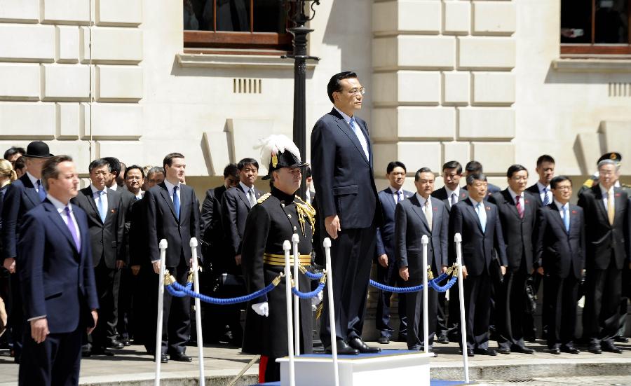 6月17日，中國國務(wù)院總理李克強(qiáng)在倫敦唐寧街10號(hào)首相府同英國首相卡梅倫舉行中英總理年度會(huì)晤。這是會(huì)晤前，卡梅倫為李克強(qiáng)舉行隆重的歡迎儀式。新華社記者 張鐸 攝 