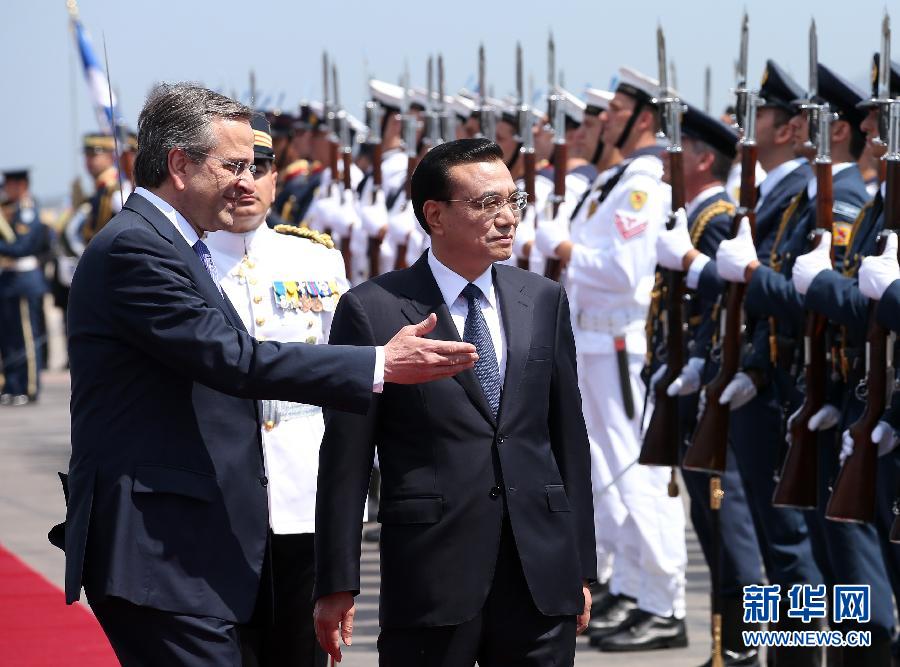 6月19日，國(guó)務(wù)院總理李克強(qiáng)乘專機(jī)抵達(dá)雅典國(guó)際機(jī)場(chǎng)，開(kāi)始對(duì)希臘進(jìn)行正式訪問(wèn)。希臘總理薩馬拉斯在機(jī)場(chǎng)為李克強(qiáng)舉行隆重的歡迎儀式。這是李克強(qiáng)在薩馬拉斯的陪同下檢閱儀仗隊(duì)。新華社記者 龐興雷 攝  