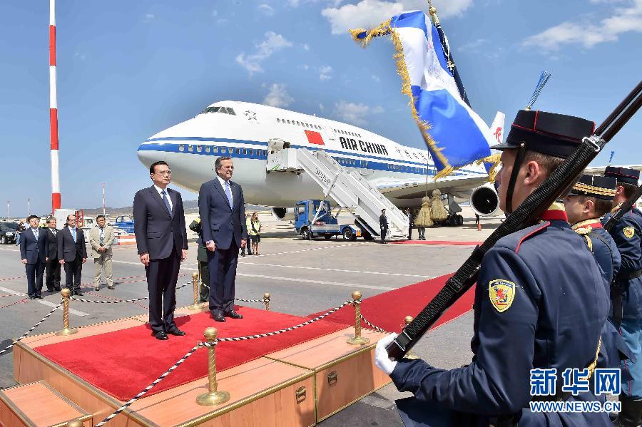6月19日，國(guó)務(wù)院總理李克強(qiáng)乘專機(jī)抵達(dá)雅典國(guó)際機(jī)場(chǎng)，開(kāi)始對(duì)希臘進(jìn)行正式訪問(wèn)。希臘總理薩馬拉斯在機(jī)場(chǎng)為李克強(qiáng)舉行隆重的歡迎儀式。新華社記者 李濤 攝