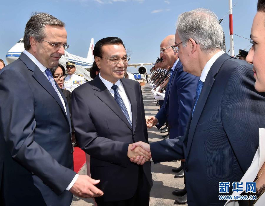 6月19日，國(guó)務(wù)院總理李克強(qiáng)乘專機(jī)抵達(dá)雅典國(guó)際機(jī)場(chǎng)，開(kāi)始對(duì)希臘進(jìn)行正式訪問(wèn)。希臘總理薩馬拉斯在機(jī)場(chǎng)為李克強(qiáng)舉行隆重的歡迎儀式。新華社記者 李濤 攝