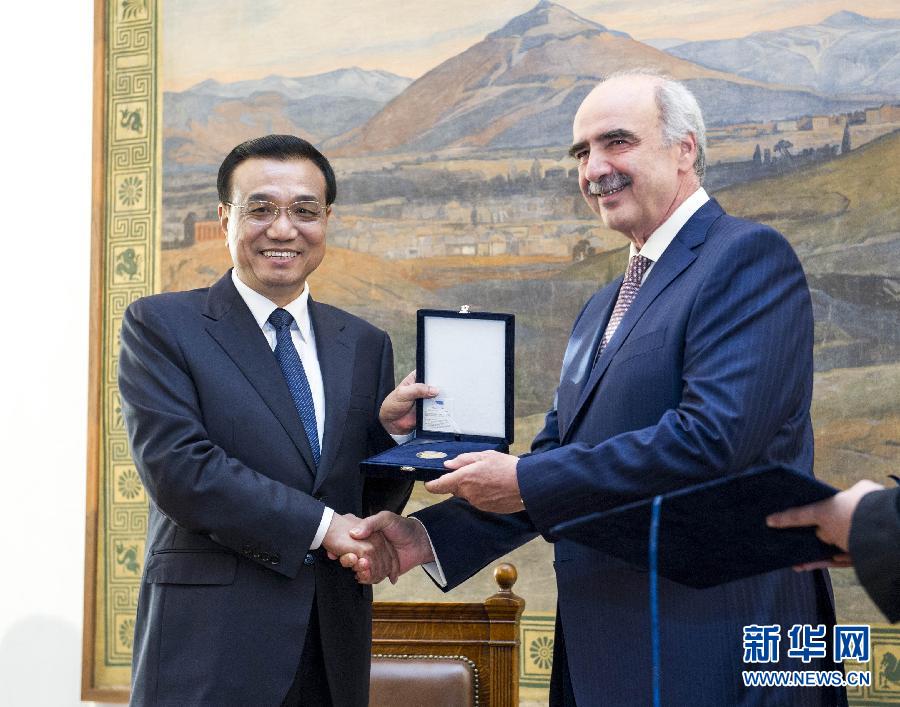 6月19日，國務(wù)院總理李克強在希臘議會大廈會見希臘議長米馬拉基斯。這是會見前，米馬拉基斯代表希臘議會向李克強授予議會金質(zhì)勛章。新華社記者 王曄 攝