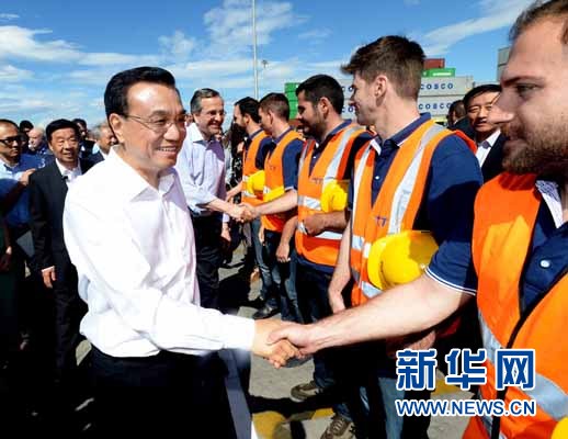 6月20日，國務院總理李克強與希臘總理薩馬拉斯共同考察中國遠洋運輸集團比雷埃夫斯集裝箱碼頭。這是李克強和薩馬拉斯來到3號碼頭，同碼頭工人親切交流。新華社記者 李濤 攝 