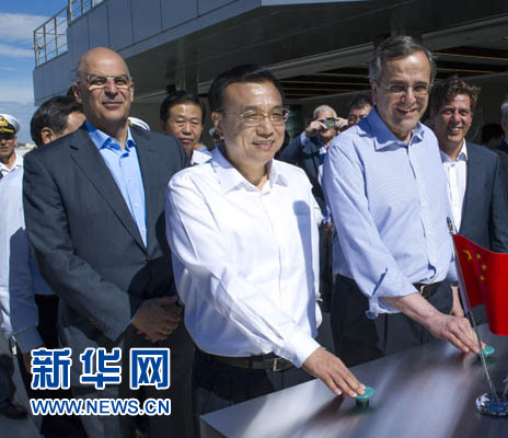 這是李克強與薩馬拉斯共同發(fā)出指令，一列滿載中國貨物的列車緩緩駛出比雷埃夫斯港，開往中東歐目的地。新華社記者 王曄 攝