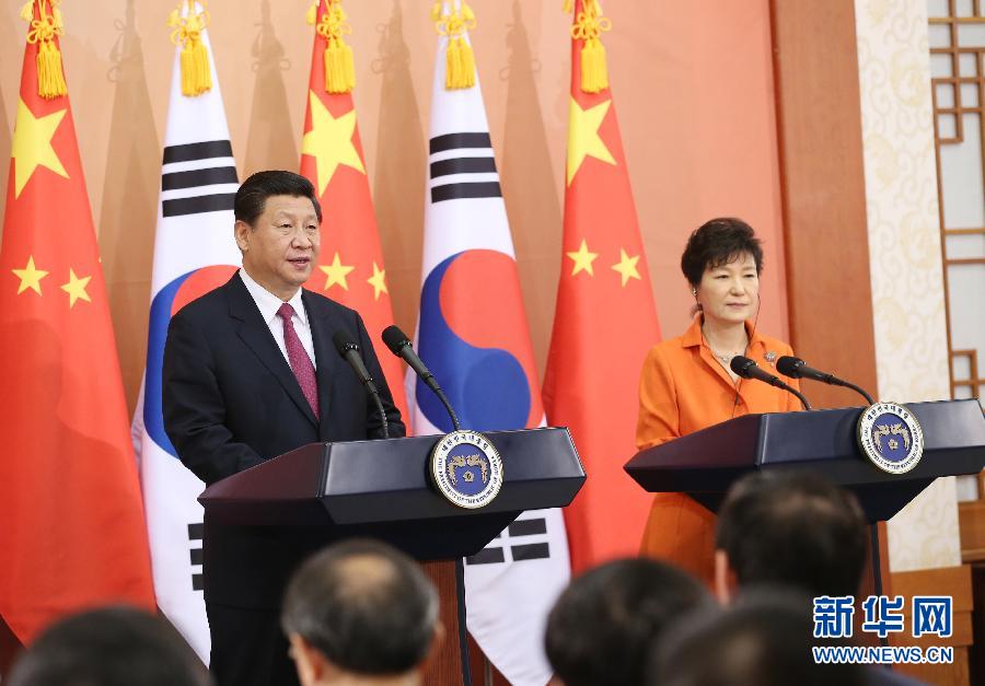 7月3日，國家主席習(xí)近平在首爾同韓國總統(tǒng)樸槿惠舉行會談。會談后，兩國元首共同會見記者。 新華社記者姚大偉攝