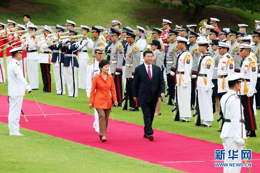 7月3日，國家主席習(xí)近平在首爾同韓國總統(tǒng)樸槿惠舉行會談。會談前，樸槿惠在青瓦臺總統(tǒng)府為習(xí)近平舉行隆重歡迎儀式。 新華社記者姚大偉攝