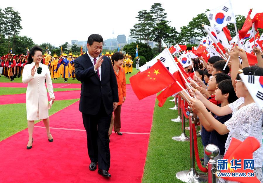 7月3日，國家主席習(xí)近平在首爾同韓國總統(tǒng)樸槿惠舉行會談。會談前，樸槿惠在青瓦臺總統(tǒng)府為習(xí)近平舉行隆重歡迎儀式。 新華社記者饒愛民攝 