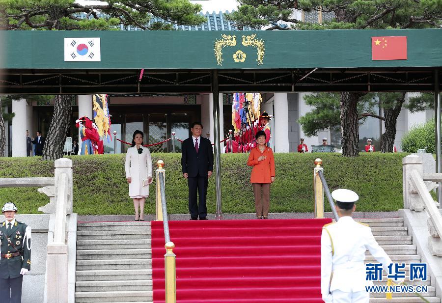 7月3日，國家主席習(xí)近平在首爾同韓國總統(tǒng)樸槿惠舉行會談。會談前，樸槿惠在青瓦臺總統(tǒng)府為習(xí)近平舉行隆重歡迎儀式。 新華社記者丁林?jǐn)z 