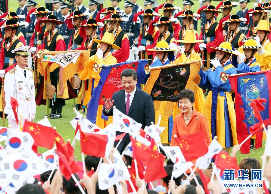 7月3日，國家主席習(xí)近平在首爾同韓國總統(tǒng)樸槿惠舉行會談。會談前，樸槿惠在青瓦臺總統(tǒng)府為習(xí)近平舉行隆重歡迎儀式。 新華社記者姚大偉攝 