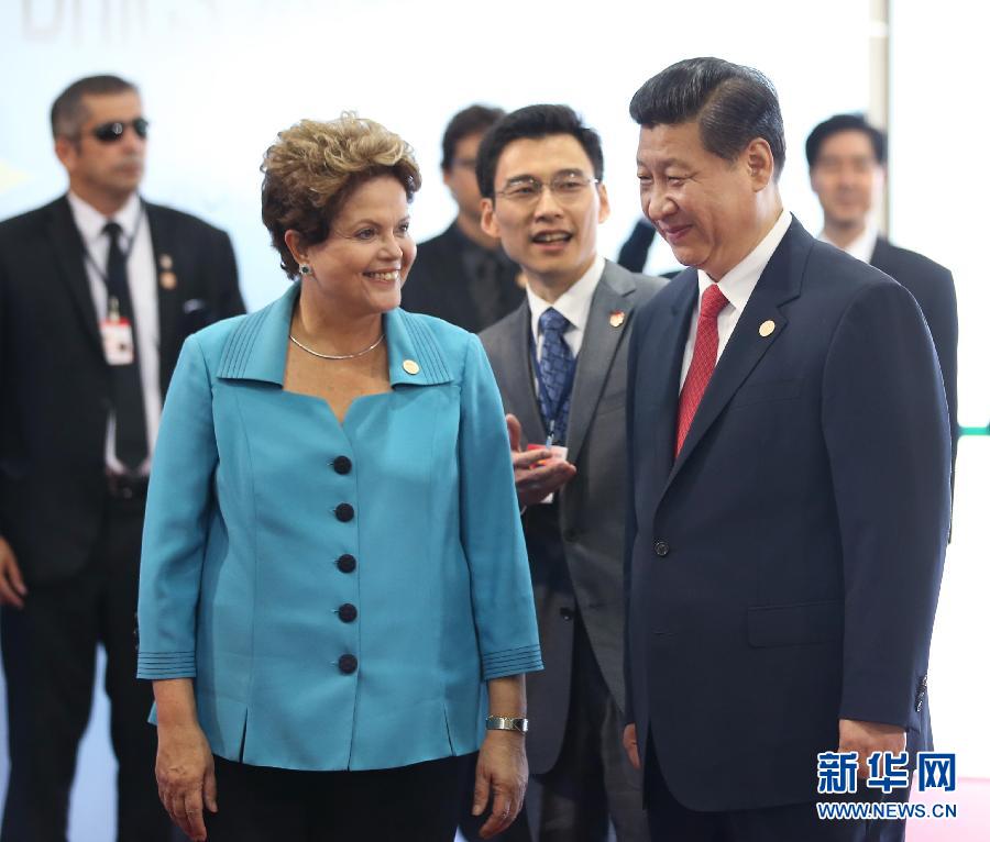 7月15日，國家主席習(xí)近平在巴西福塔萊薩出席金磚國家領(lǐng)導(dǎo)人第六次會晤。這是巴西總統(tǒng)羅塞夫迎接習(xí)近平主席。 新華社記者 蘭紅光 攝 