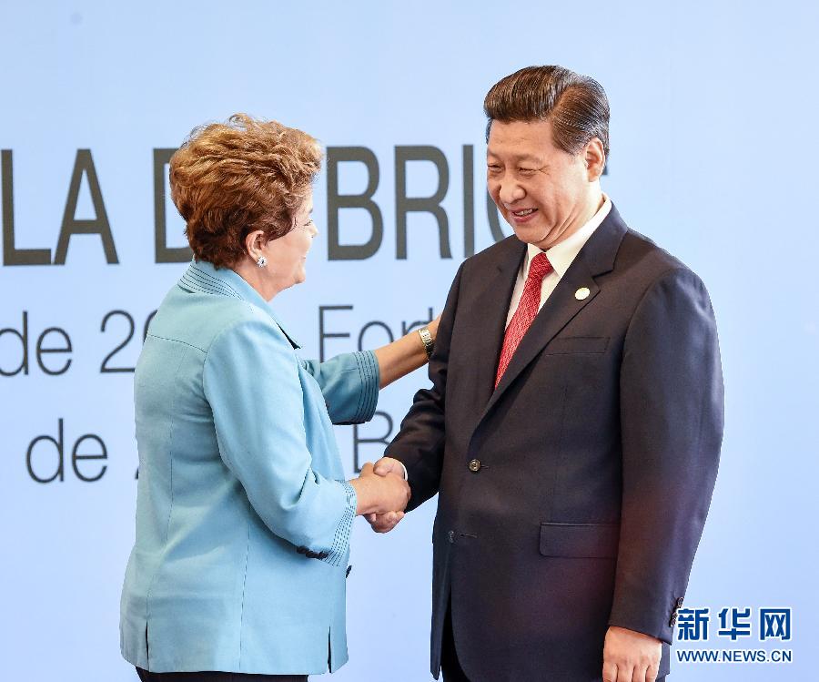 7月15日，國家主席習(xí)近平在巴西福塔萊薩出席金磚國家領(lǐng)導(dǎo)人第六次會晤。這是巴西總統(tǒng)羅塞夫迎接習(xí)近平主席。 新華社記者 李學(xué)仁 攝  