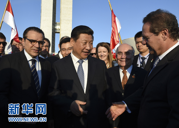 7月16日，國家主席習(xí)近平在巴西利亞會(huì)見巴西參議長卡列羅斯（前右）和眾議長阿爾維斯（前左）。 新華社記者 李學(xué)仁 攝 
