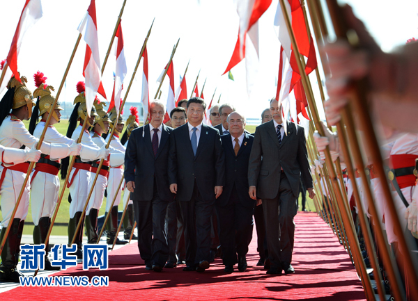 7月16日，國家主席習(xí)近平在巴西利亞會(huì)見巴西參議長卡列羅斯和眾議長阿爾維斯。這是習(xí)近平步入國會(huì)大廈。 新華社記者 劉建生 攝 