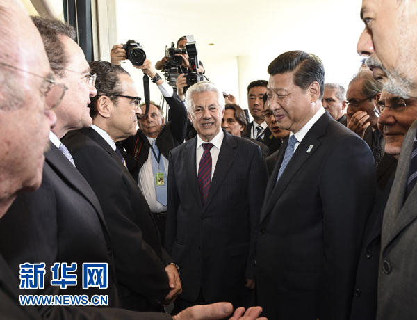 7月16日，國家主席習(xí)近平在巴西利亞會(huì)見巴西參議長卡列羅斯和眾議長阿爾維斯。這是兩院議長迎接習(xí)近平主席，并介紹議員代表。 新華社記者李學(xué)仁 攝 
