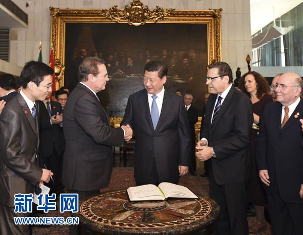7月16日，國家主席習(xí)近平在巴西利亞會(huì)見巴西參議長卡列羅斯（前排左二）和眾議長阿爾維斯（前排右二）。 新華社記者 李學(xué)仁 攝 