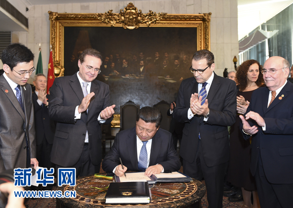 7月16日，國家主席習(xí)近平在巴西利亞會(huì)見巴西參議長卡列羅斯（前排左二）和眾議長阿爾維斯（前排右二）。這是習(xí)近平應(yīng)邀為參眾兩院題詞。新華社記者 李學(xué)仁 攝 