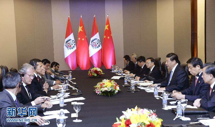 7月16日，國(guó)家主席習(xí)近平在巴西首都巴西利亞會(huì)見(jiàn)秘魯總統(tǒng)烏馬拉。新華社記者 劉建生 攝  