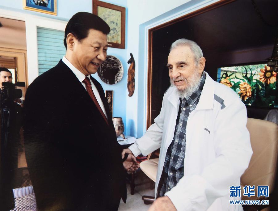當(dāng)?shù)貢r(shí)間7月22日，國(guó)家主席習(xí)近平在哈瓦那親切探望古巴革命領(lǐng)袖菲德?tīng)?middot;卡斯特羅。 新華社發(fā)