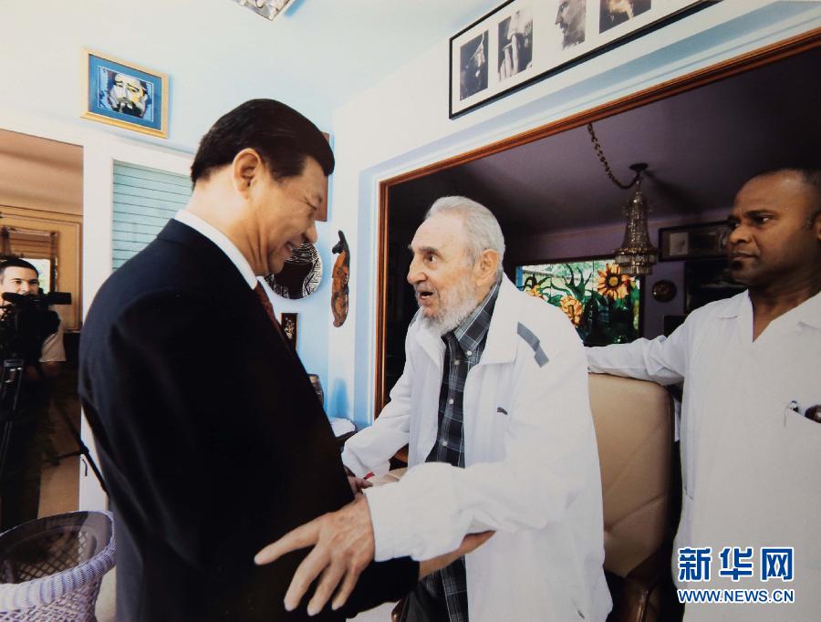 當(dāng)?shù)貢r(shí)間7月22日，國(guó)家主席習(xí)近平在哈瓦那親切探望古巴革命領(lǐng)袖菲德?tīng)?middot;卡斯特羅。 新華社發(fā)
