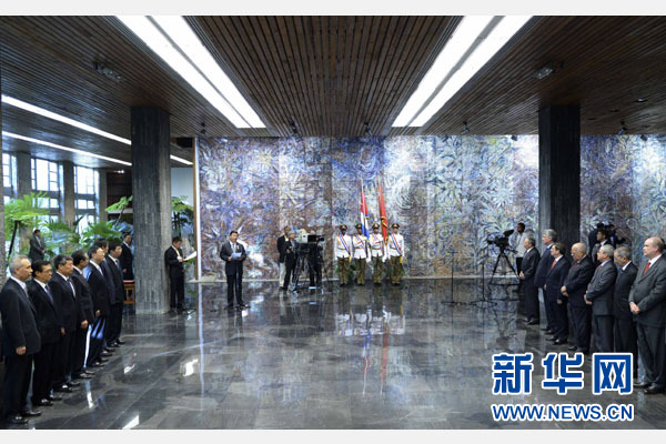當(dāng)?shù)貢r(shí)間7月22日，國(guó)家主席習(xí)近平在哈瓦那接受古巴政府授予的“何塞·馬蒂”勛章。古巴國(guó)務(wù)委員會(huì)主席兼部長(zhǎng)會(huì)議主席勞爾·卡斯特羅為習(xí)近平佩戴勛章。新華社記者馬占成攝