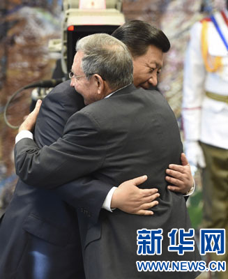 當(dāng)?shù)貢r(shí)間7月22日，國(guó)家主席習(xí)近平在哈瓦那接受古巴政府授予的“何塞·馬蒂”勛章。古巴國(guó)務(wù)委員會(huì)主席兼部長(zhǎng)會(huì)議主席勞爾·卡斯特羅為習(xí)近平佩戴勛章。新華社記者馬占成攝
