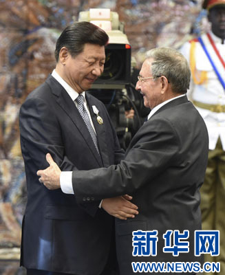 當(dāng)?shù)貢r(shí)間7月22日，國(guó)家主席習(xí)近平在哈瓦那接受古巴政府授予的“何塞·馬蒂”勛章。古巴國(guó)務(wù)委員會(huì)主席兼部長(zhǎng)會(huì)議主席勞爾·卡斯特羅為習(xí)近平佩戴勛章。新華社記者馬占成攝
