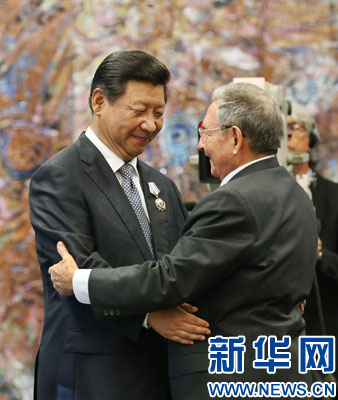 當(dāng)?shù)貢r(shí)間7月22日，國(guó)家主席習(xí)近平在哈瓦那接受古巴政府授予的“何塞·馬蒂”勛章。古巴國(guó)務(wù)委員會(huì)主席兼部長(zhǎng)會(huì)議主席勞爾·卡斯特羅為習(xí)近平佩戴勛章。新華社記者劉衛(wèi)兵攝