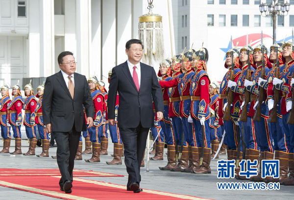 8月21日，國家主席習近平在烏蘭巴托同蒙古國總統額勒貝格道爾吉舉行會談。會談前，額勒貝格道爾吉在國家宮前廣場為習近平舉行隆重歡迎儀式。新華社記者 黃敬文 攝
