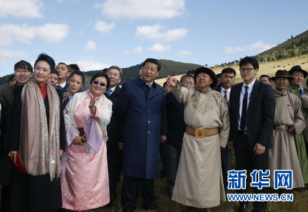 8月22日，國家主席習(xí)近平在蒙古國總統(tǒng)額勒貝格道爾吉陪同下前往烏蘭巴托市郊觀看那達(dá)慕。這是習(xí)近平和夫人彭麗媛同額勒貝格道爾吉夫婦觀看表演。新華社記者 鞠鵬 攝