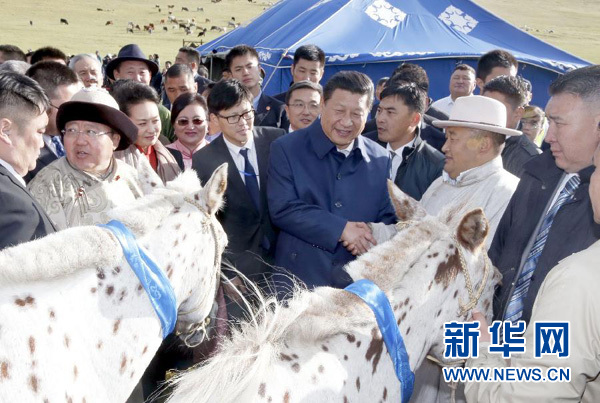 8月22日，國家主席習(xí)近平在蒙古國總統(tǒng)額勒貝格道爾吉陪同下前往烏蘭巴托市郊觀看那達(dá)慕。額勒貝格道爾吉向習(xí)近平夫婦贈送兩匹蒙古馬。習(xí)近平為兩匹馬分別取名阿爾泰和克魯倫，寓意中蒙兩國山水相連、睦鄰友好。新華社記者 鞠鵬 攝